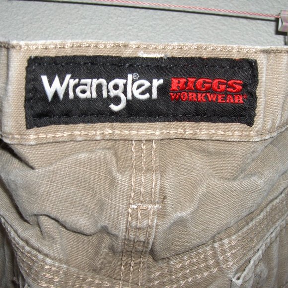 Riggs Workwear Cargo shorts, Measure 35" waist - Picture 2 of 8